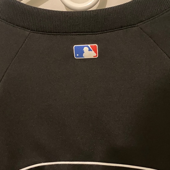 Majestic Black Sweatshirt with Phillies Logo - Picture 4 of 6